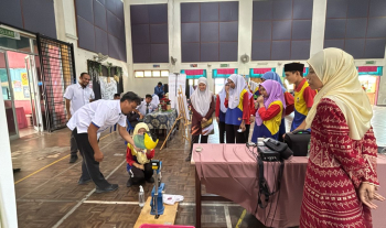 Pensyarah dari Fakulti Teknologi Kejuruteraan Awam, UMPSA berkongsi ilmu dan melakukan demonstrasi peralatan makmal kejuruteraan awam dalam Karnival STEM Sekolah Angkat Madani yang berlangsung di SMK Maran 2 pada 1 Oktober 2025